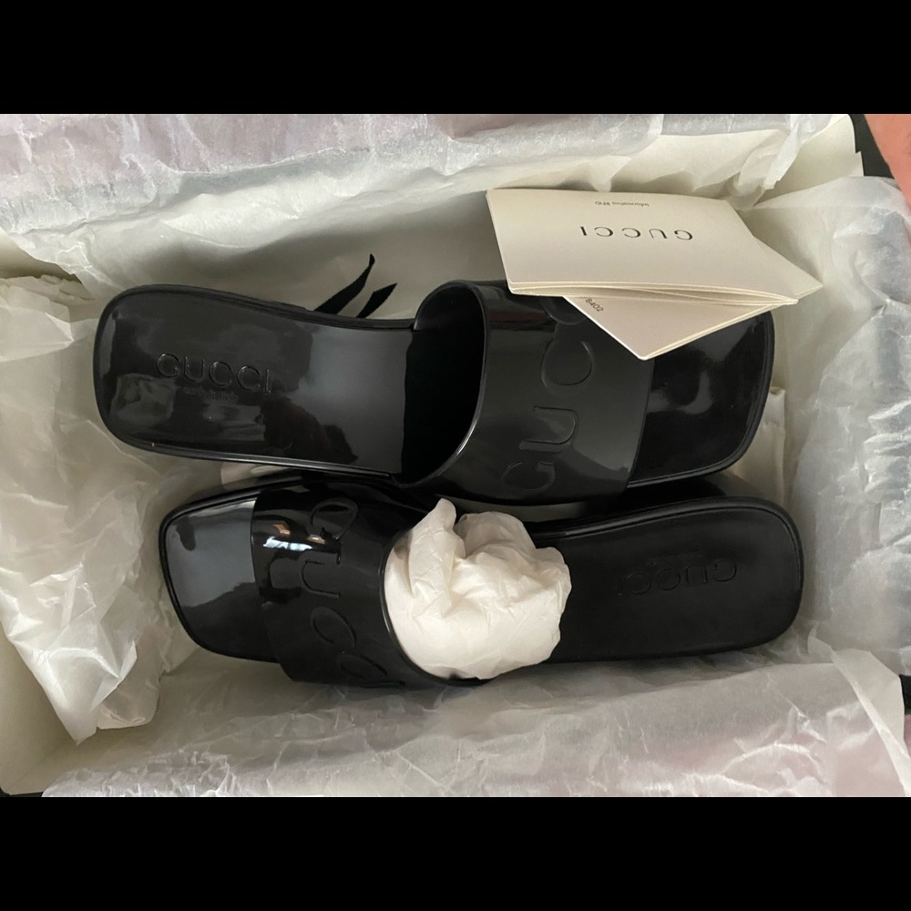 I’m seeking Gucci slide sandals!